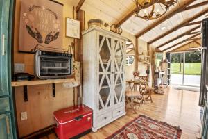 sala de estar con TV y microondas en FRISCO - Tiny Houses Of French Village, en French Village