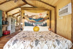 un dormitorio con una cama grande en una habitación en FRISCO - Tiny Houses Of French Village, en French Village 64 fotos más