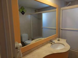 Um banheiro em Urbana Suites