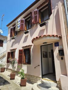 a white building with a door and windows at Ferienhaus für 4 Personen ca 75 qm in Pula, Istrien Istrische Riviera in Pula