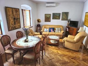 a living room with a table and chairs at Ferienhaus für 4 Personen ca 75 qm in Pula, Istrien Istrische Riviera in Pula +14 photos