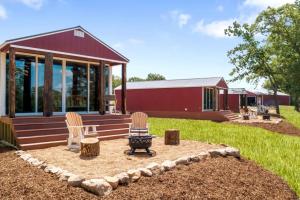 una casa con dos sillas sentadas en un patio en TELLURIDE - Tiny Houses Of French Village, en French Village
