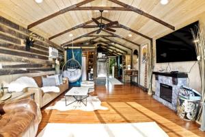Una sala de estar con un sofá y una chimenea. en TELLURIDE - Tiny Houses Of French Village, en French Village