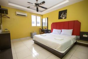 Rúm í herbergi á JQ Happy Lumut Hotel