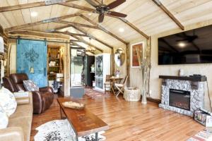 Una sala de estar con un sofá y una chimenea. en SALIDA - Tiny Houses Of French Village, en French Village