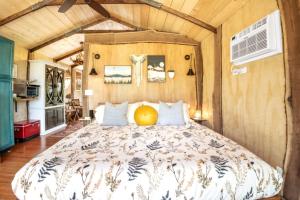 un dormitorio con una cama grande en una habitación en SALIDA - Tiny Houses Of French Village, en French Village 73 fotos más