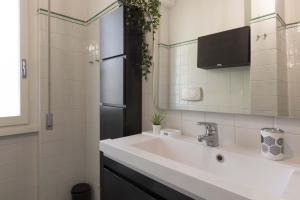 Et badeværelse på Italian Experience-Novoli Suite Apartment