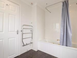 Ένα μπάνιο στο 6 Trelawney Court +17 φωτογραφίες