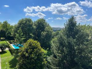 Bazén v ubytování P2 Sweet Apartment Lake View&Pool nebo v jeho okolí
