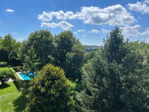 Bazén v ubytování P2 Sweet Apartment Lake View&Pool nebo v jeho okolí