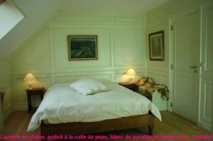 a bedroom with a bed with two lamps on either side at Michel in Trois-Ponts