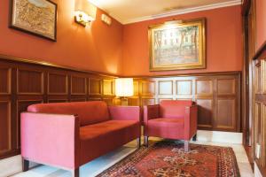 a waiting room with two chairs and a rug at Hotel Alameda in Zarautz