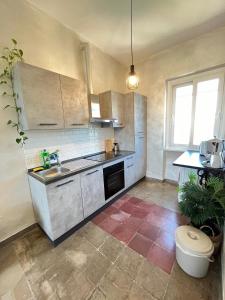 una cucina con lavandino e piano di lavoro di Il Nido apartment Roma, Attico ostiense a Roma Altre 15 foto