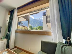 a room with a window with a view of a mountain at Évasion Parfaite in Chamonix