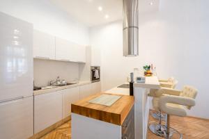 Kuchyňa alebo kuchynka v ubytovaní Garys bright and spacious two bedroom flat near Danube