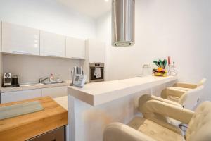 Kuchyňa alebo kuchynka v ubytovaní Garys bright and spacious two bedroom flat near Danube