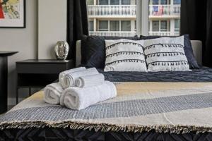 Ein Bett oder Betten in einem Zimmer der Unterkunft Relaxing Escape Oceanfront Pool Gem On The Beach