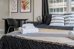 Ein Bett oder Betten in einem Zimmer der Unterkunft Relaxing Escape Oceanfront Pool Gem On The Beach