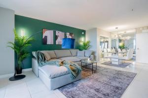 Ein Sitzbereich in der Unterkunft Relaxing Escape Oceanfront Pool Gem On The Beach