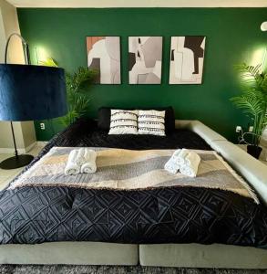 Ein Bett oder Betten in einem Zimmer der Unterkunft Relaxing Escape Oceanfront Pool Gem On The Beach