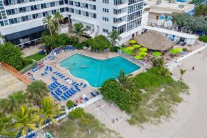 eine Luftaufnahme eines Swimmingpools in einem Resort in der Unterkunft Relaxing Escape Oceanfront Pool Gem On The Beach in Fort Lauderdale