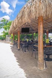 Ein Restaurant oder anderes Speiselokal in der Unterkunft Relaxing Escape Oceanfront Pool Gem On The Beach 