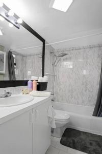 Ein Badezimmer in der Unterkunft Relaxing Escape Oceanfront Pool Gem On The Beach