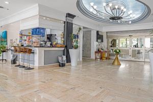 Großes Zimmer mit einer Lobby mit einer Theke in der Unterkunft Relaxing Escape Oceanfront Pool Gem On The Beach in Fort Lauderdale + 37 Fotos