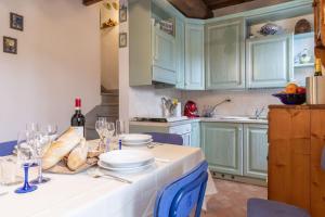 Kuchyň nebo kuchyňský kout v ubytování Italian Experience-Il Borgo Apartment
