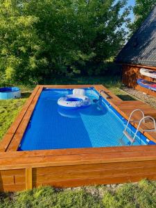 Basen w obiekcie Domki nad Narwią lub w pobliżu