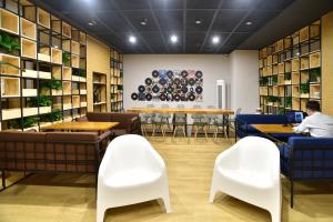 Smiley's Long Time No See Hostel的休息区