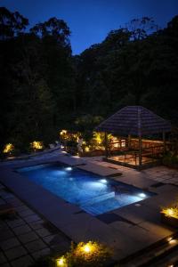 Der Swimmingpool an oder in der Nähe von Elixir Woods Luxury Resort And Spa, Munnar