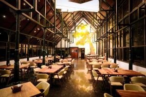 Ein Restaurant oder anderes Speiselokal in der Unterkunft Elixir Woods Luxury Resort And Spa, Munnar 