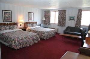 Habitación de hotel con 2 camas y sofá en Diamond Motor Inn, en Owen Sound