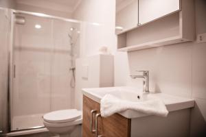 Koupelna v ubytování Apartment METULJ + 29 fotografií