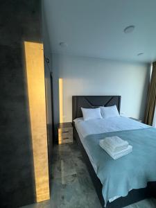 Кровать или кровати в номере Tropical garden apartments