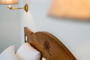Ein Bett oder Betten in einem Zimmer der Unterkunft Logis Hôtel Etchemaïté