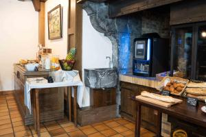 Küche/Küchenzeile in der Unterkunft Logis Hôtel Etchemaïté