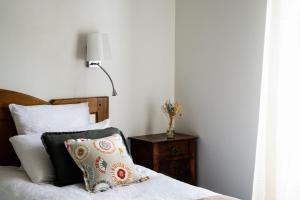 Ein Bett oder Betten in einem Zimmer der Unterkunft Logis Hôtel Etchemaïté