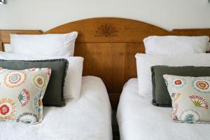 Ein Bett oder Betten in einem Zimmer der Unterkunft Logis Hôtel Etchemaïté
