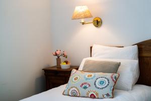 Ein Bett oder Betten in einem Zimmer der Unterkunft Logis Hôtel Etchemaïté