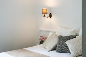 Ein Bett oder Betten in einem Zimmer der Unterkunft Logis Hôtel Etchemaïté