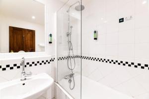 Ein Badezimmer in der Unterkunft Logis Hôtel Etchemaïté