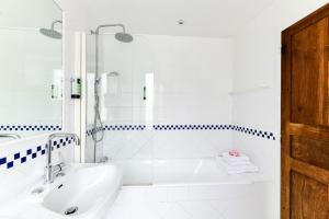 Ein Badezimmer in der Unterkunft Logis Hôtel Etchemaïté