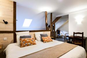 Ein Bett oder Betten in einem Zimmer der Unterkunft Logis Hôtel Etchemaïté