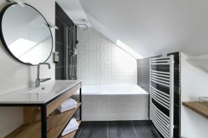 Ein Bett oder Betten in einem Zimmer der Unterkunft Logis Hôtel Etchemaïté