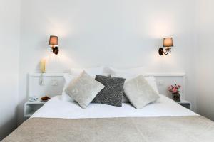 Ein Bett oder Betten in einem Zimmer der Unterkunft Logis Hôtel Etchemaïté