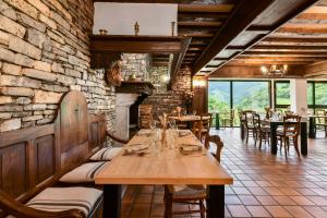 Restaurace v ubytování Logis Hôtel Etchemaïté