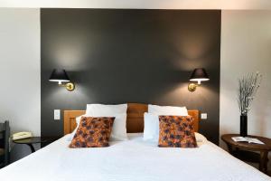 Ein Bett oder Betten in einem Zimmer der Unterkunft Logis Hôtel Etchemaïté