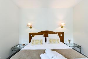Ein Bett oder Betten in einem Zimmer der Unterkunft Logis Hôtel Etchemaïté